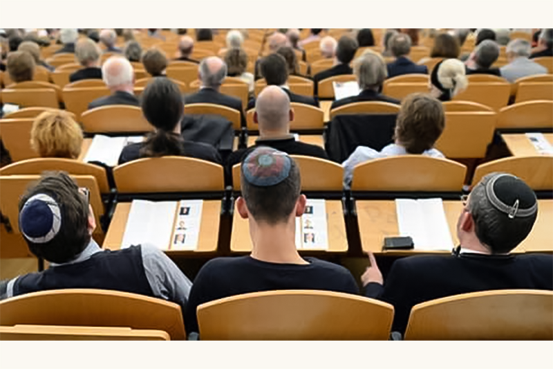 In einem Hörsaal sitzen junge Menschen, die Kippas tragen.